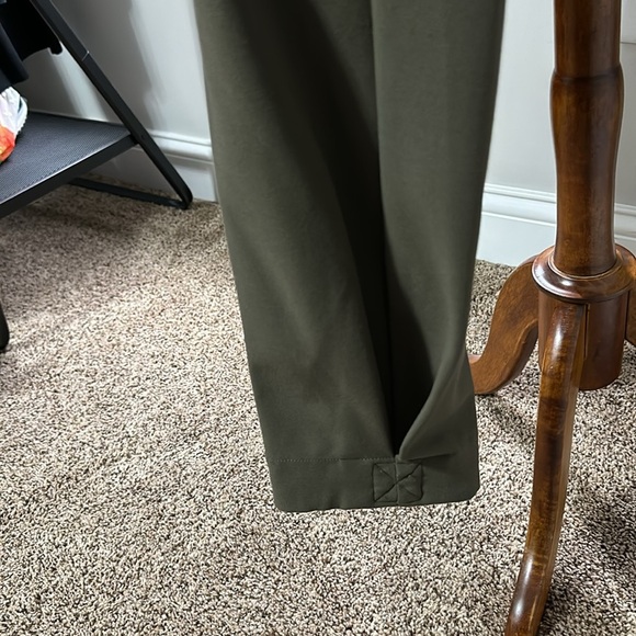 Express army green cargo pants with cinched ankles. Size 6R - Picture 6 of 6